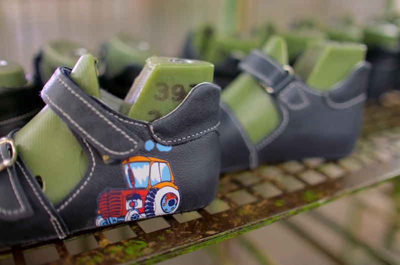 Детскую обувь обанкротившейся фабрики «Скороход» продадут на торгах